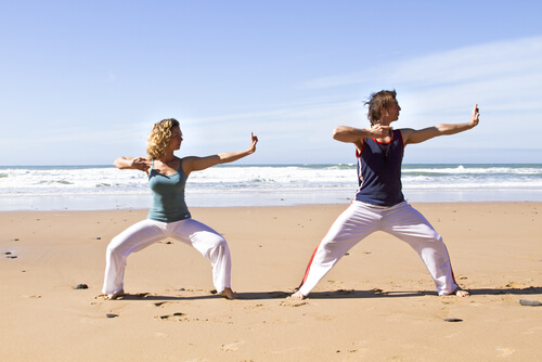 personas-haciendo-chi-kung-playa